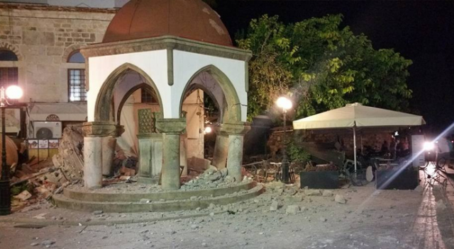 Tarihî cami depremde büyük hasar aldı Tarihî cami depremde büyük hasar aldı