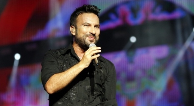 Tarkan sahnede diz çöktü Tarkan sahnede diz çöktü