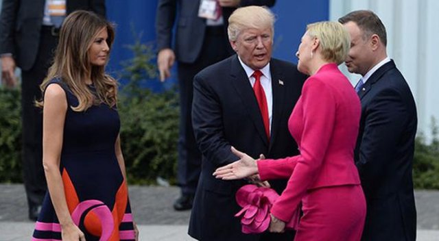 Trump'ın eli havada kaldı Trump'ın eli havada kaldı