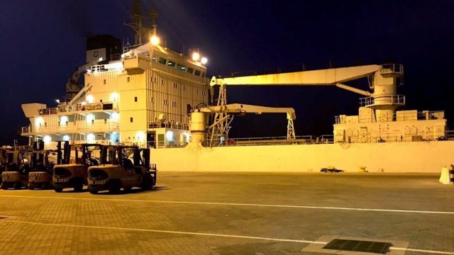 Türkiye'den Katar'a gönderilen gıda gemisinin yükü indirilmeye başlandı Türkiye'den Katar'a gönderilen gıda gemisinin yükü indirilmeye başlandı