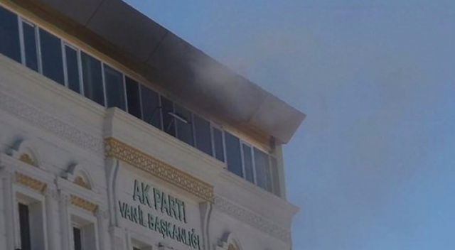 Van&#039;da AK Parti il binasında yangın!