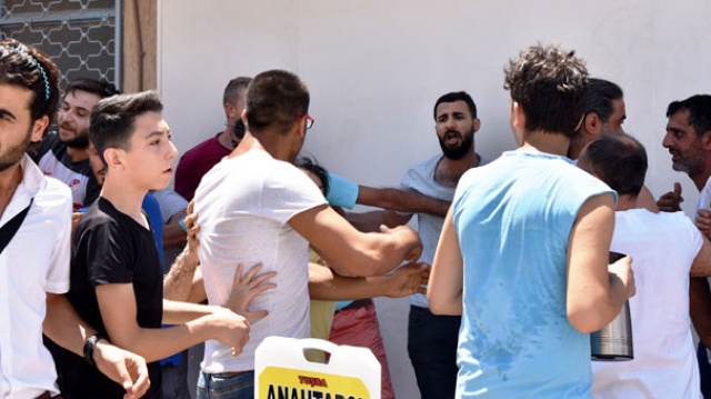 Antalya'da 'kapkaççıyı dövelim- dövmeyelim' kavgası Antalya'da 'kapkaççıyı dövelim- dövmeyelim' kavgası