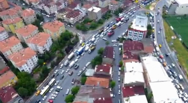 Yoğun trafik ve sel havadan görüntülendi Yoğun trafik ve sel havadan görüntülendi
