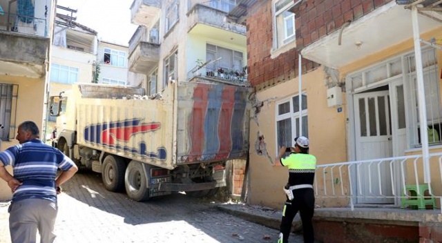 Yokuş çıkarken kayan kamyon eve çarptı Yokuş çıkarken kayan kamyon eve çarptı