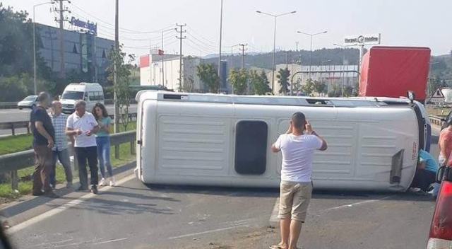 Yolcu minibüsü yan yattı: 4 yaralı
