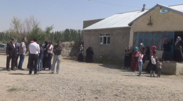 Ağrı'da korkutan olay! Köylüler dışarıya bile çıkamıyor... Ağrı'da korkutan olay! Köylüler dışarıya bile çıkamıyor...