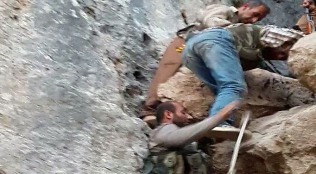 Asker ve korucular Hakkari&#039;de terörist avında