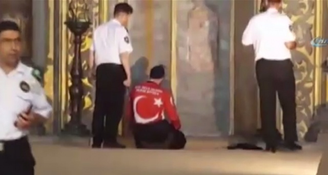 Ayasofya&#039;da bir anda namaza durdular