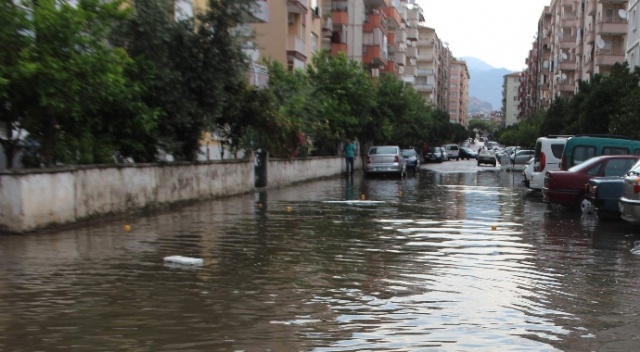 Aydın’da yağış hayatı felç etti: 2 yaralı Aydın’da yağış hayatı felç etti: 2 yaralı