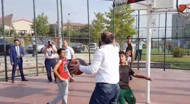 Bakan Osman Aşkın Bak, çocuklarla basketbol oynadı Bakan Osman Aşkın Bak, çocuklarla basketbol oynadı