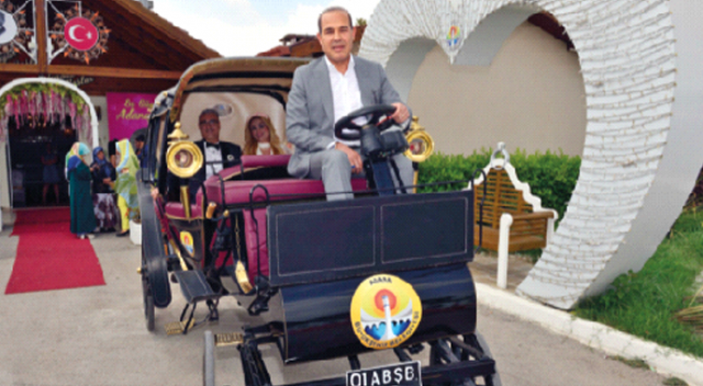 Belediye başkanı direksiyona geçti! Gelin-damat atsız faytonda Belediye başkanı direksiyona geçti! Gelin-damat atsız faytonda