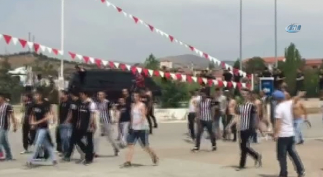 Konyaspor taraftarı zannettiler... Minibüse saldırdılar Konyaspor taraftarı zannettiler... Minibüse saldırdılar