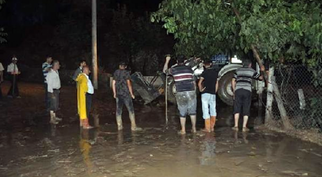 Çorum'da şiddetli yağmur sele dönüştü Çorum'da şiddetli yağmur sele dönüştü