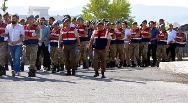 Darbeci Albay: 'Geçmişe gittik, Roma'yı da biz yaktık, geri geldik' Darbeci Albay: 'Geçmişe gittik, Roma'yı da biz yaktık, geri geldik'
