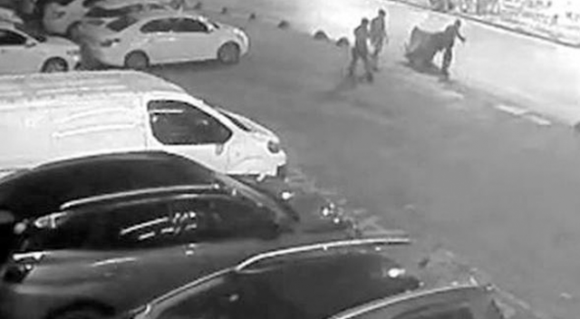 Döverek öldürdükleri arkadaşlarının cesedini el arabasına koyup sokağa bıraktılar Döverek öldürdükleri arkadaşlarının cesedini el arabasına koyup sokağa bıraktılar