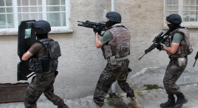 Gaziantep&#039;te DEAŞ&#039;a operasyon: 102 çuval patlayıcı ve onlarca silah ele geçirildi