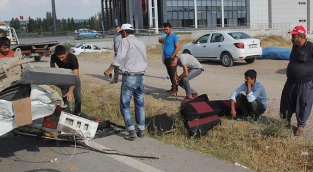 Hurdaya dönen aracın başında dakikalarca bekledi Hurdaya dönen aracın başında dakikalarca bekledi