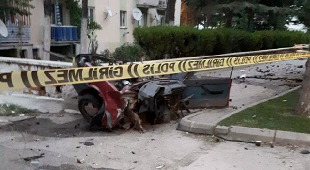 İkiye bölünen araçta feci şekilde can verdiler İkiye bölünen araçta feci şekilde can verdiler