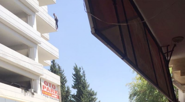 İntihardan vazgeçen şahıs eşinin önünde diz çökerek özür diledi İntihardan vazgeçen şahıs eşinin önünde diz çökerek özür diledi