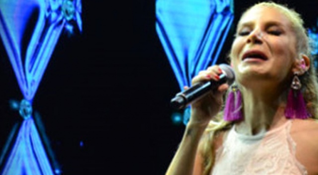 İrem Derici sahnede hüngür hüngür ağladı