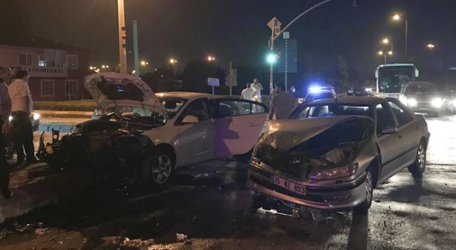İzmit'te otomobiller çarpıştı: 3 yaralı İzmit'te otomobiller çarpıştı: 3 yaralı