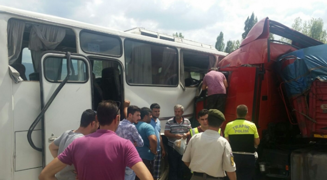 Kastamonu’da tır ile otobüs çarpıştı: 25 yaralı Kastamonu’da tır ile otobüs çarpıştı: 25 yaralı