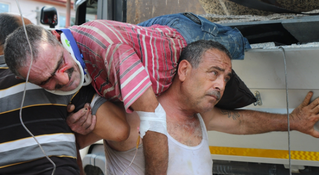 Mermer yüklü tırın dorsesinde inanılmaz kaza Mermer yüklü tırın dorsesinde inanılmaz kaza
