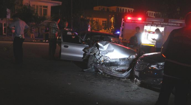 Mersin'de otomobiller kafa kafaya çarpıştı: 7 yaralı Mersin'de otomobiller kafa kafaya çarpıştı: 7 yaralı