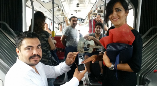 Metrobüste sürpriz evlilik teklifi