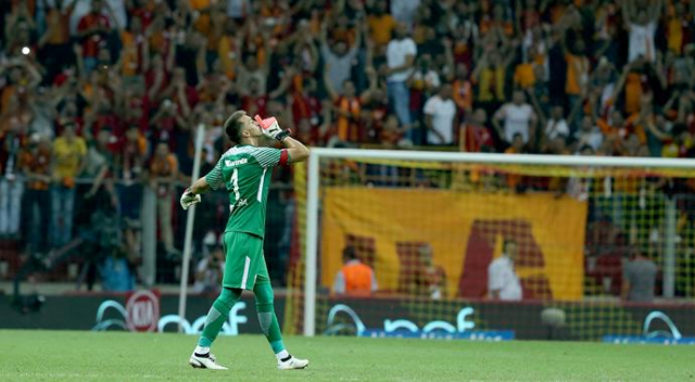 Muslera maç sonu 3&#039;lü çektirdi