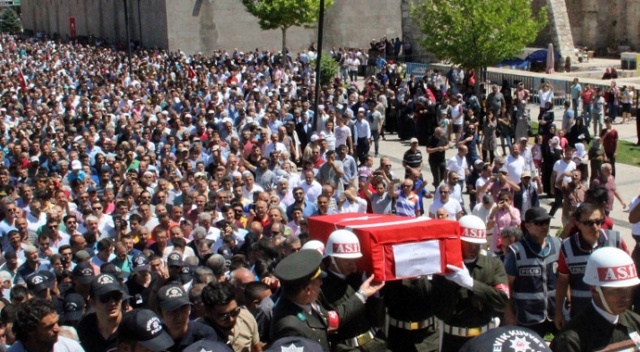 Şehit uzman çavuş gözyaşlarıyla son yolculuğuna uğurlandı