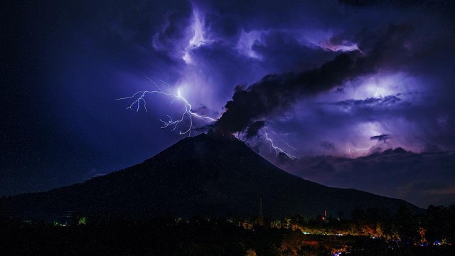 Sinabung Yanardağı yeniden faaliyete geçti Sinabung Yanardağı yeniden faaliyete geçti