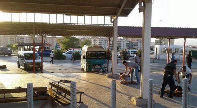 Şoförle kavga edip, dolmuşların camlarını kırdılar