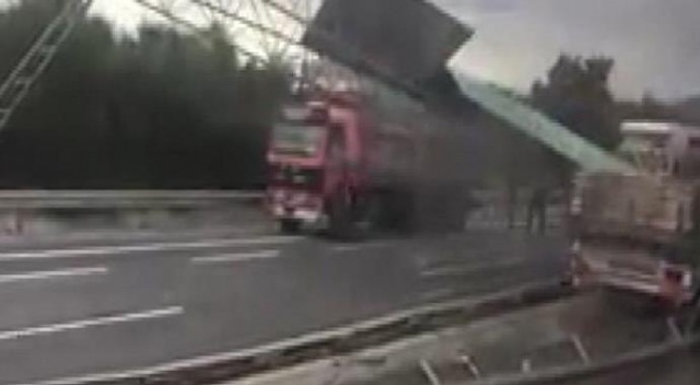TEM'de kaza! Çift yönlü trafiğe kapatıldı TEM'de kaza! Çift yönlü trafiğe kapatıldı