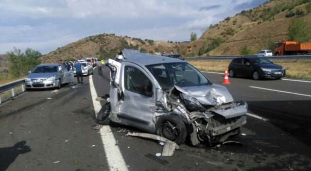 TEM otoyolunda feci kaza: 1 ölü, 4 yaralı