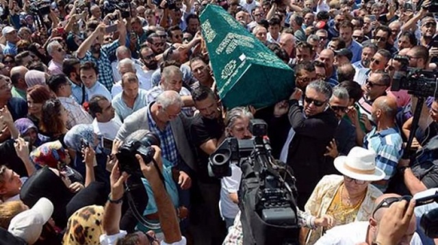 Vatan Şaşmaz'ın cenazesinde büyük ayıp Vatan Şaşmaz'ın cenazesinde büyük ayıp