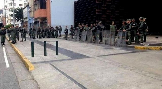 Venezuela'da askerler savcılığı kuşattı Venezuela'da askerler savcılığı kuşattı