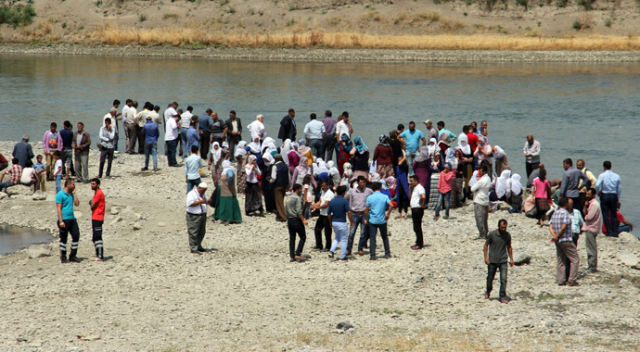 Yün yıkayan genç kız Murat Nehri&#039;nde kayboldu