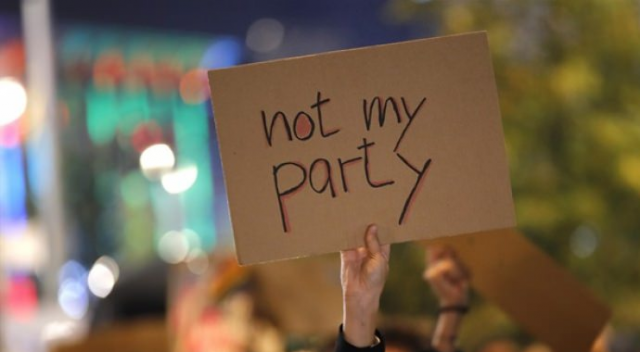 Almanya&#039;da ırkçı parti AfD protesto edildi