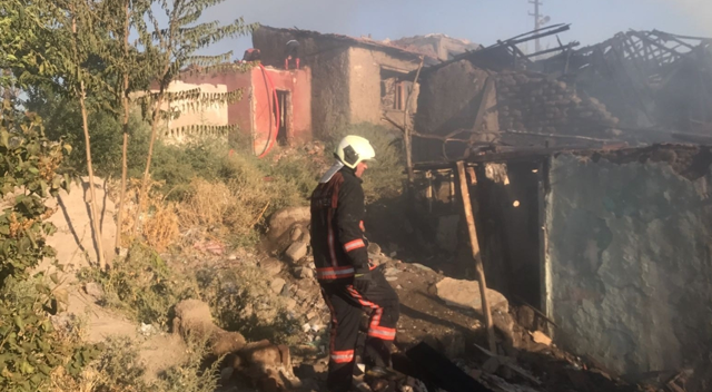 Ankara’da yangında 5 gecekondu kullanılamaz hâle geldi