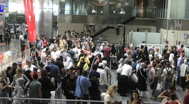 Atatürk Havalimanı’nda yoğunluk Atatürk Havalimanı’nda yoğunluk