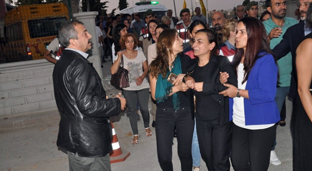 Aysel Tuğluk'un annesinin cenazesinde gerginlik Aysel Tuğluk'un annesinin cenazesinde gerginlik