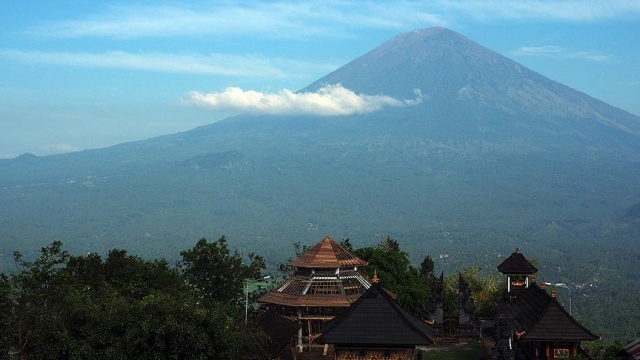 Bali Adası'ndan 130 bin kişi tahliye edildi Bali Adası'ndan 130 bin kişi tahliye edildi