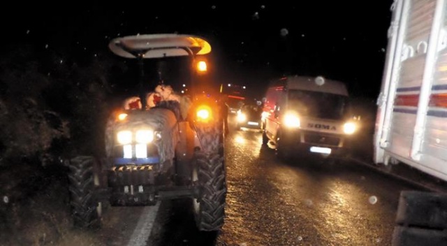 Balıkesir&#039;de araba traktörle çarpıştı, ölü ve yaralı var