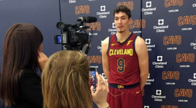Cedi Osman, sahaya çıkmadan formayı kaybetti Cedi Osman, sahaya çıkmadan formayı kaybetti
