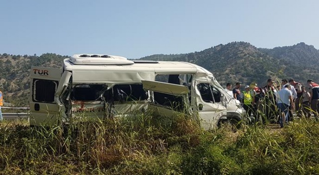 Cenazeye gidenlerin bulunduğu minibüs kaza yaptı, ölü ve yaralılar var