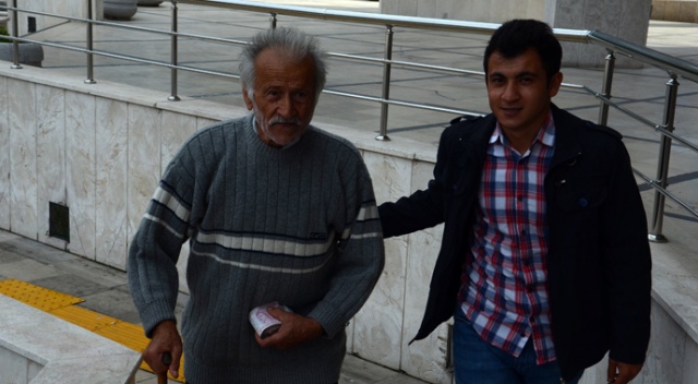 Elinde bir tomar parayla gezen yaşlı adam polisi alarma geçirdi
