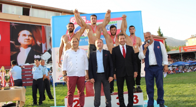 Elmalı Güreşlerinde Başpehlivan Orhan Okulu