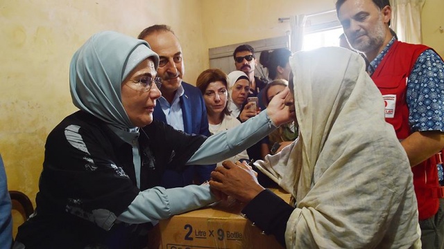 Emine Erdoğan, Arakanlı Müslümanlara yardım dağıttı Emine Erdoğan, Arakanlı Müslümanlara yardım dağıttı