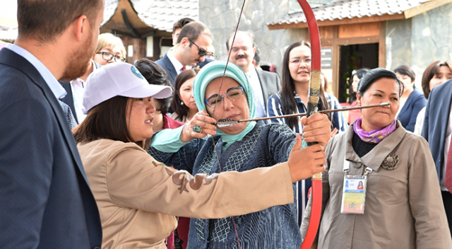 Emine Erdoğan Kazakistan&#039;da ok attı!